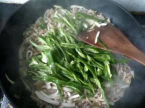 放青椒，翻炒。