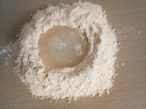 白色面团：取面粉150克倒到台面开窝，放入酵母2克、糖10克、水83克。用手慢慢搅成絮状，揉成光滑面团。