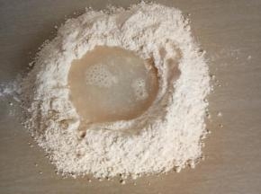 白色面团：取面粉150克倒到台面开窝，放入酵母2克、糖10克、水83克。用手慢慢搅成絮状，揉成光滑面团。