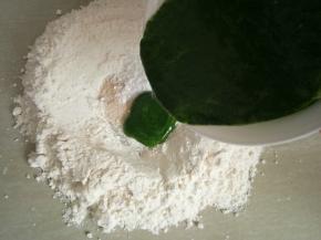 绿色面团：取面粉150克倒到台面开窝，放入酵母2克、糖10克、菠菜汁88克。用手慢慢搅成絮状，揉成光滑面团。