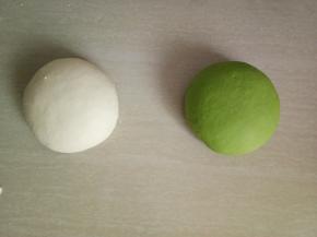 分别揉好的两个面团盖上保鲜膜，放室温发酵。