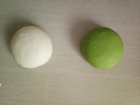 分别揉好的两个面团盖上保鲜膜，放室温发酵。