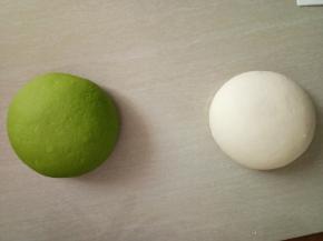 发酵至两倍大的面团。