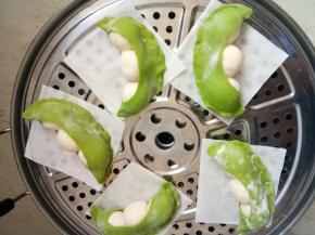 依次包好放入蒸锅，醒发30分钟，冷水蒸15分钟，关火后闷5分钟即可