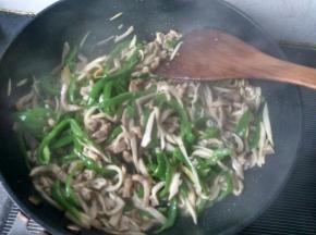 青椒炒熟，放鸡精，可以出锅啦