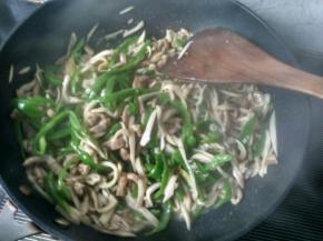 放盐，翻炒均匀。
