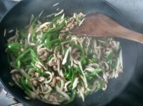 放盐，翻炒均匀。