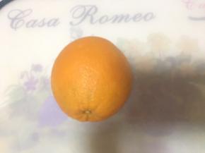 橙子用盐擦洗干净，去掉可能存在的蜡