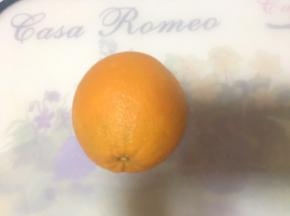 橙子用盐擦洗干净，去掉可能存在的蜡