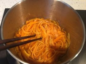 烧开后用小火熬煮，不时搅拌，以免糊锅