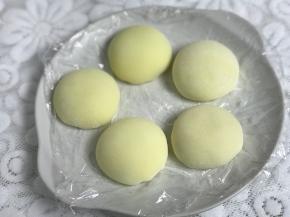 暂时放一个盘子中，盘子底撒少许手粉防粘