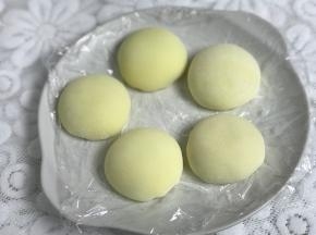 暂时放一个盘子中，盘子底撒少许手粉防粘