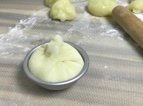 提起面皮边缘，捏一起，收口