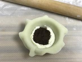 挤点奶油，放一勺奥利奥碎