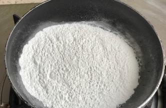 炒手粉，15克糯米粉，最小火炒，不要把粉炒黄，炒个一两分钟熟了即可。