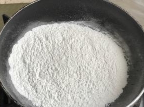 炒手粉，15克糯米粉，最小火炒，不要把粉炒黄，炒个一两分钟熟了即可。
