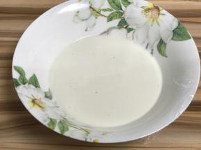 过筛一下，盖上保鲜膜