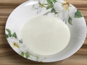 过筛一下，盖上保鲜膜