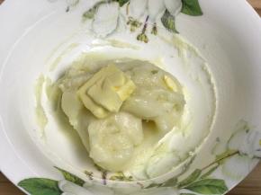 取出后，加入黄油揉捏，会有点烫，多戴两层手套