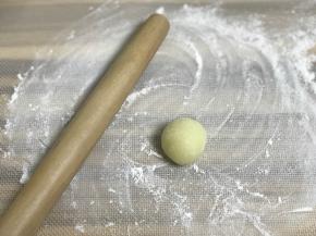 每个面皮是25克，案板撒手粉防粘