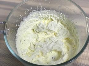 淡奶油加糖打至8分发，加入隔水融化的吉利丁液，打至全发