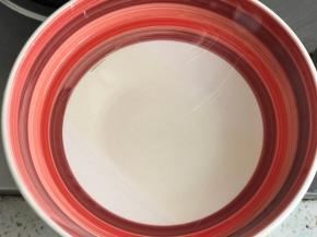 冷水泡半片吉利丁片，这一步我没有在配方中写，夏天热，如果纯用奶油会化，加一些吉利丁会好些，可以不加。