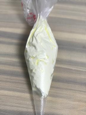 装裱花袋里，放冰箱冷藏一会儿