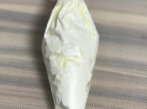 装裱花袋里，放冰箱冷藏一会儿
