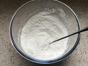 把糯米粉、玉米淀粉、糖、混合均匀