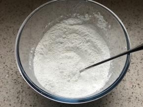 把糯米粉、玉米淀粉、糖、混合均匀