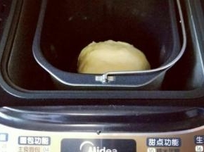 再次启动面包机，自动揉面20 分钟。 20分钟后面团已经有了不容易破的手套膜，这时可以进行发酵。(