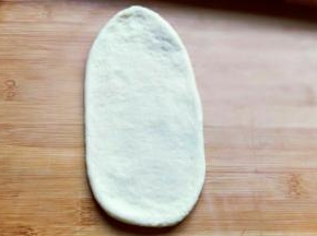 再用擀面杖，擀成长舌状。