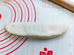 先纵向对折。如图