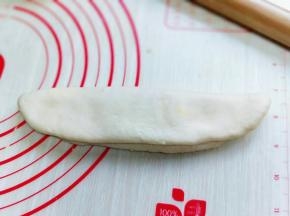 先纵向对折。如图