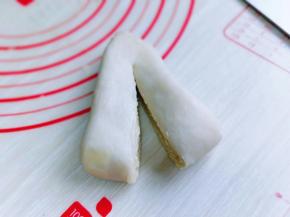 再顶端用刀切一个口，如图。