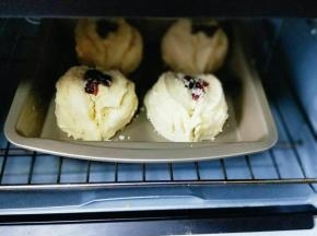 放入烤箱进行二次发酵。(天冷小号可以放一碗开水)