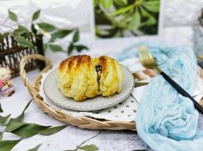 戴上手套取出烤盘，香味扑鼻。