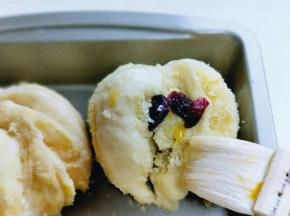 发至两倍大时将烤盘取出刷上一层蛋液，再次放回烤箱，中层175度上下火烤15分钟即可。