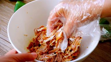 抓均入味腌制十分钟