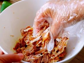 抓均入味腌制十分钟