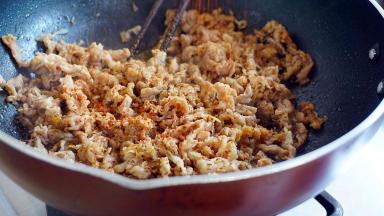 加入孜然粒、辣椒碎翻炒均匀