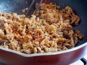 加入孜然粒、辣椒碎翻炒均匀