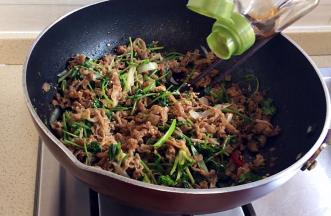 淋入香油炒匀出锅