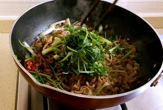 加入白糖，香菜段翻炒均匀