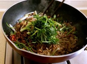 加入白糖，香菜段翻炒均匀