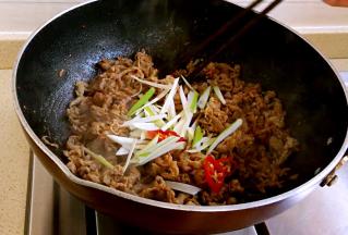 加盐、葱丝炒香