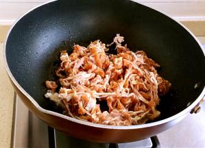 大火爆炒羊肉片，炒散，炒匀