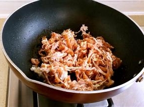 大火爆炒羊肉片，炒散，炒匀