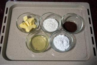 准备树纹的图案食材：黄油28克、蛋清28克（约1个）、糖粉25克、低筋粉20克、可可粉5克。