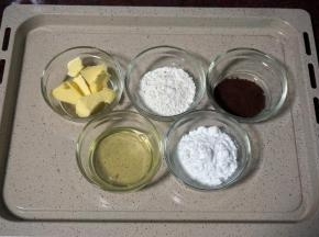 准备树纹的图案食材：黄油28克、蛋清28克（约1个）、糖粉25克、低筋粉20克、可可粉5克。